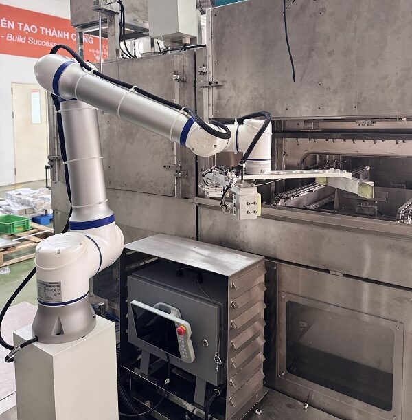 Cánh tay robot công nghiệp trong sản xuất tự động