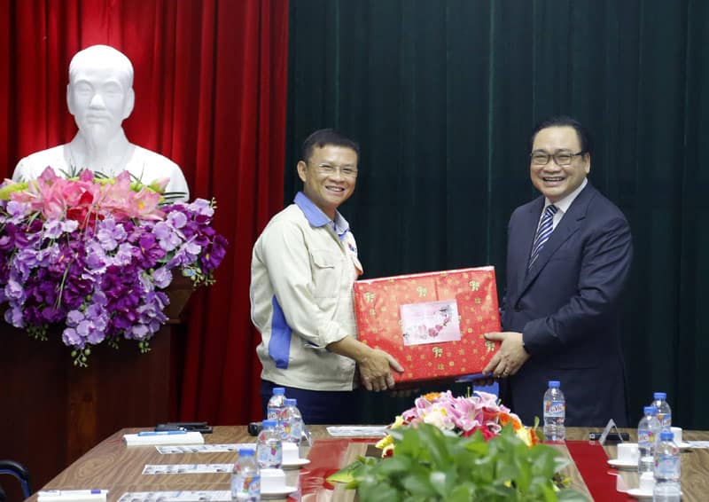 TGĐ công ty Năng Lực Việt và đồng chí Hoàng Trung Hải