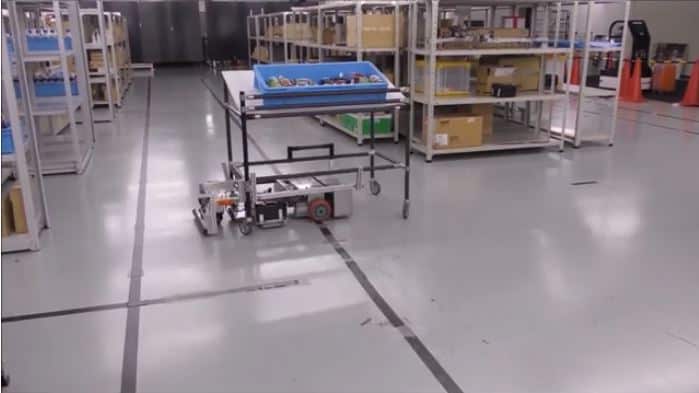 Xe tự hành AGV di chuyển theo dải băng từ trên sàn nhà