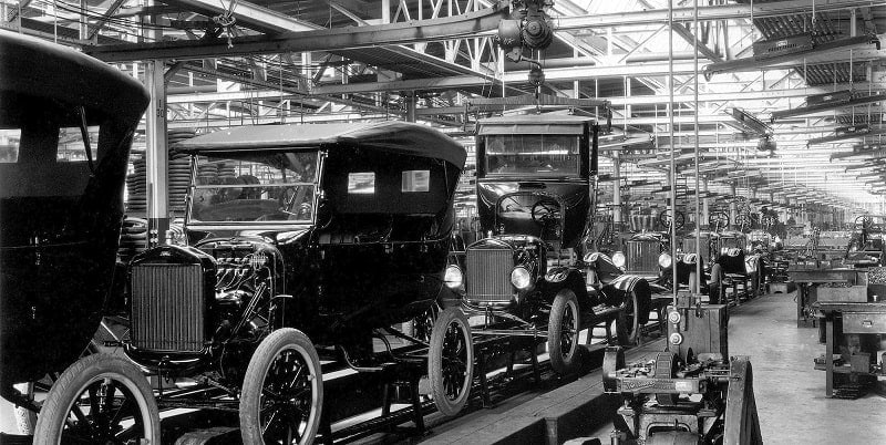 Ford ứng dụng dây chuyền sản xuất tự động hàng loạt. Ảnh minh họa