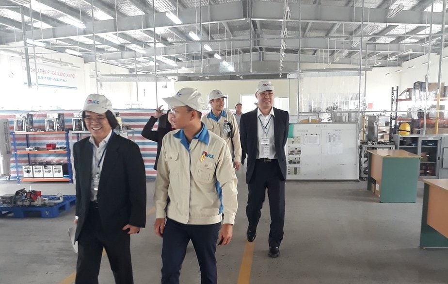 GS Trần Văn Thọ cùng Đoàn công tác thăm quan phòng lắp ráp nhà máy VCC GS Trần Văn Thọ cùng Đoàn công tác thăm quan phòng lắp ráp nhà máy VCC
