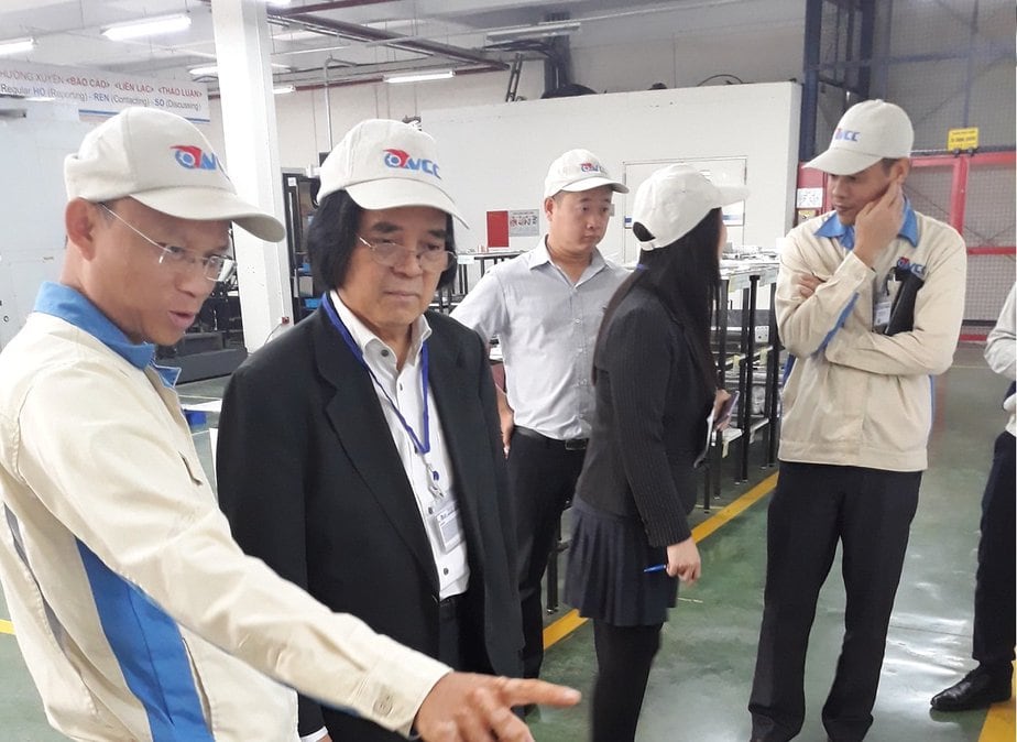 GS Trần Văn Thọ cùng Đoàn công tác thăm quan phòng lắp ráp nhà máy VCC GS Trần Văn Thọ cùng Đoàn công tác thăm quan phòng lắp ráp nhà máy VCC